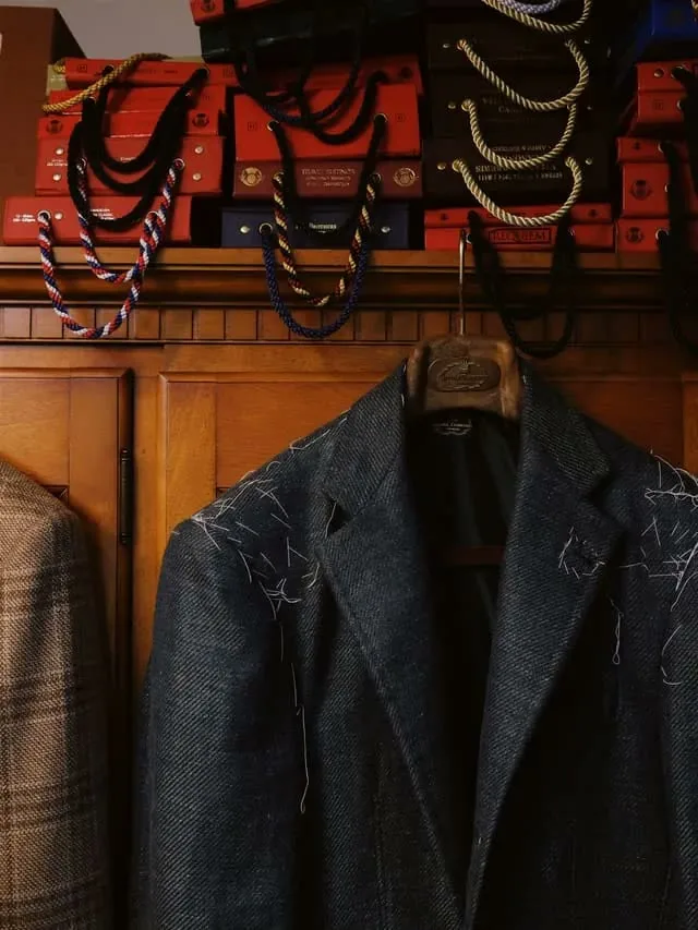 Blazer de alfaiataria pendurado no ateliê